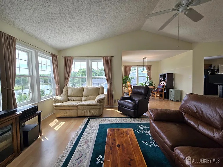 8 Glastonbury Dr — Photo 3