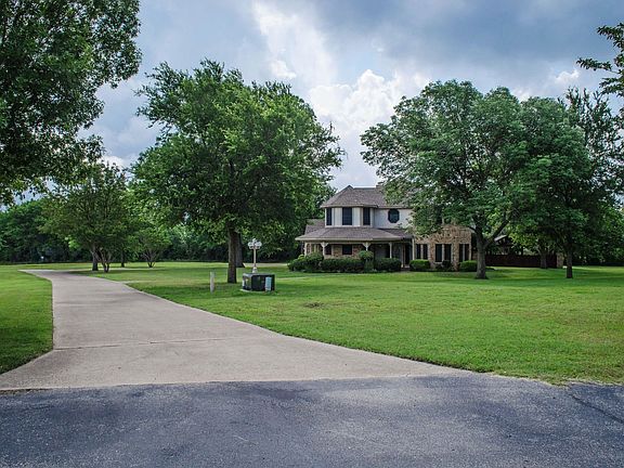 3rd image of 402 Kentwood Dr
