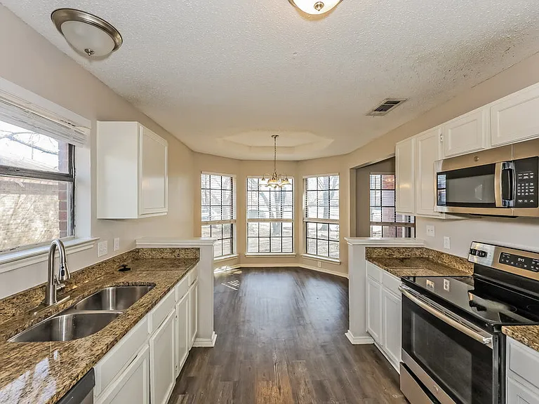 2605 Hartford Ln — Photo 8