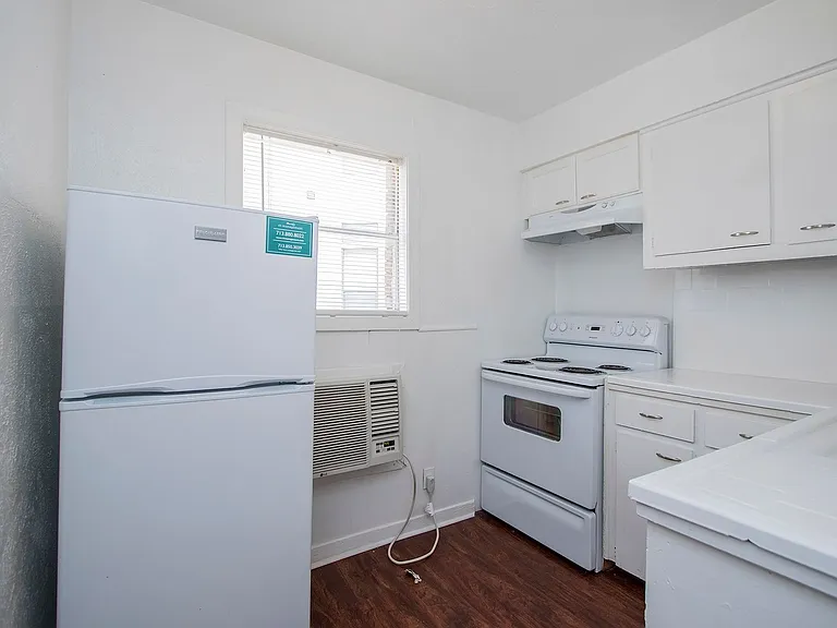 1419 Hyde Park — Photo 19