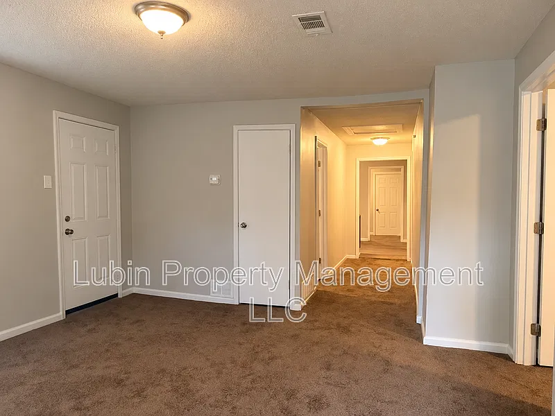 3 bed, 1.0 bath, 1041 sqft, $975 — Photo 3