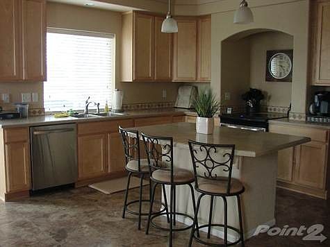 Kicthen w: island eat -in-kitchen counter