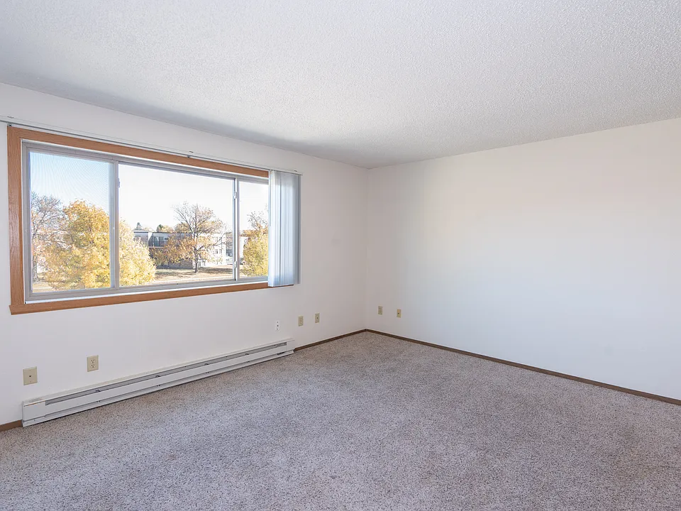 Fargo, ND Hartford Apartments | 11A | Living