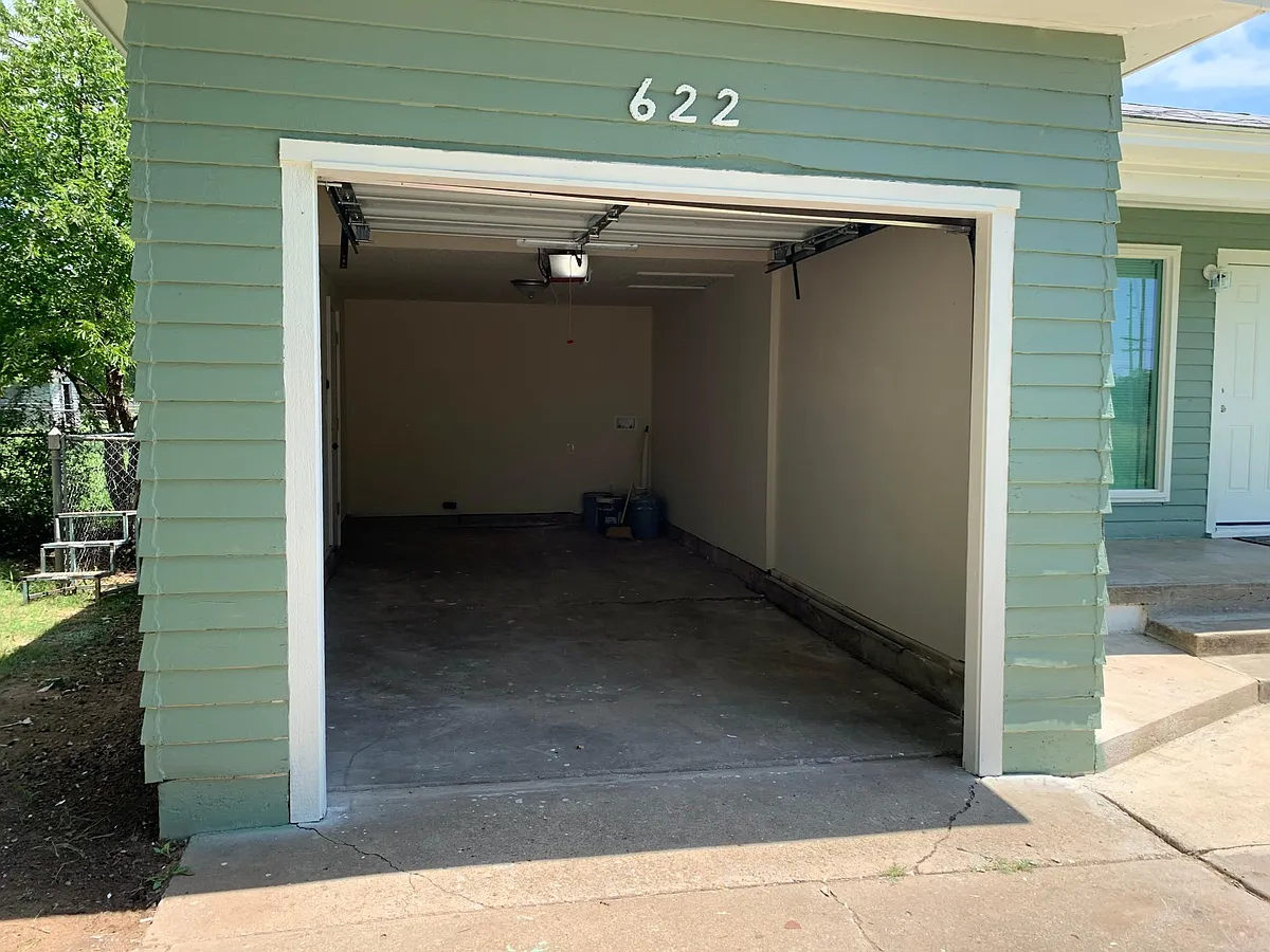 Building Photo - 622 SW 26th Pl