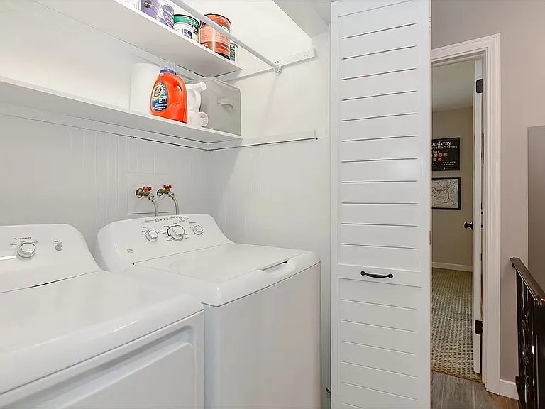 202 Windsor Dr #202 — Photo 5