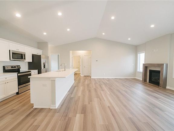 3rd image of 975 Juniper Dr
