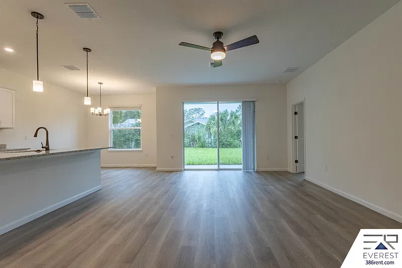3 bed, 2.0 bath, 2110 sqft, $2,200 — Photo 4