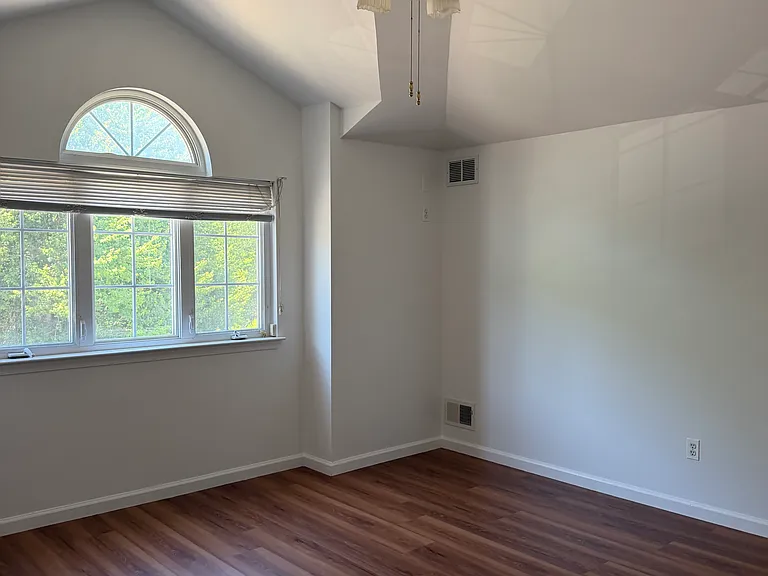 144 Graham Ave #2F — Photo 8