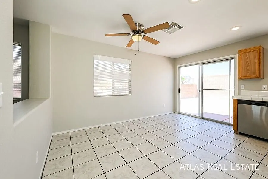 3 bed, 2.0 bath, 1389 sqft, $2,060 — Photo 4