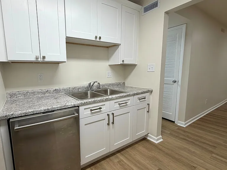 Sherwood Forest Apartments — Photo 8