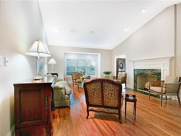4th image of 633 Gaines Way