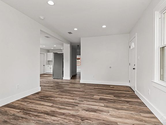 5th image of 215 W Sunset Ave