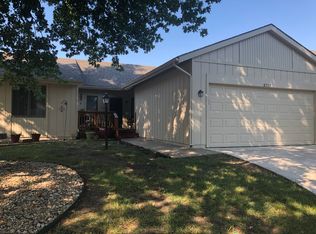 5717 SW Quail Cove Cir, Topeka, KS 66614