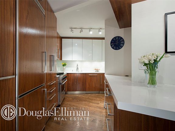 3rd image of 30 W 63rd St APT 10L