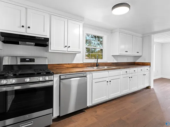 20 W 1st St, Falkville, AL 35622