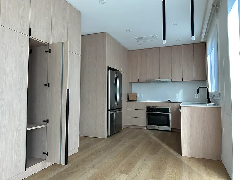 486 Roosevelt Ave — Photo 8