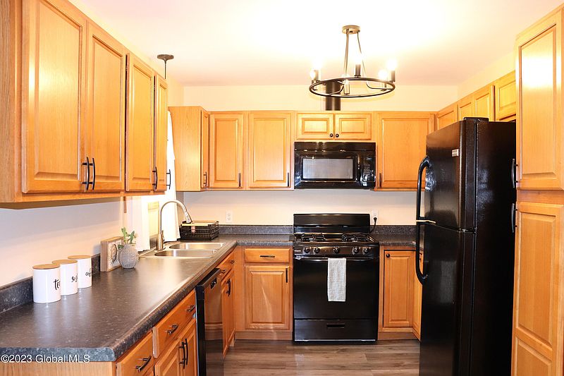 5th image of 52 Mac Arthur Drive