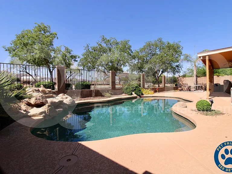 913 E Gary Ln — Photo 1