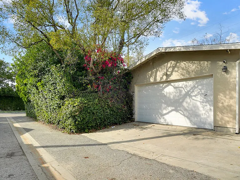 13360 Magnolia Blvd — Photo 59