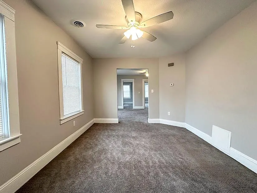 2 bed, 1000 sqft, $1,300 — Photo 2
