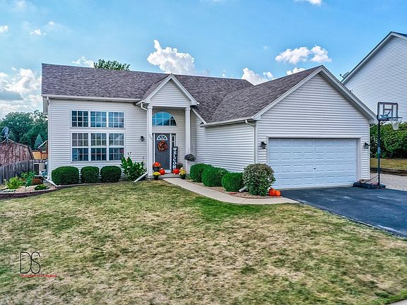 3rd image of 729 River Edge Cir