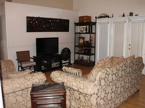3rd image of 2678 Sunbury St