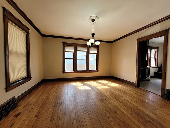 3rd image of 1009 N Oneida St