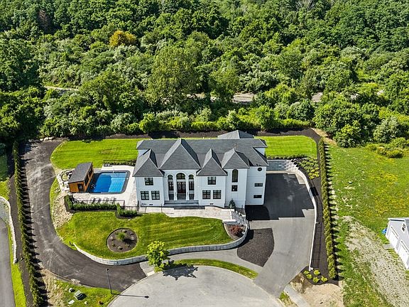 5th image of 19 Bridle Spur Ln