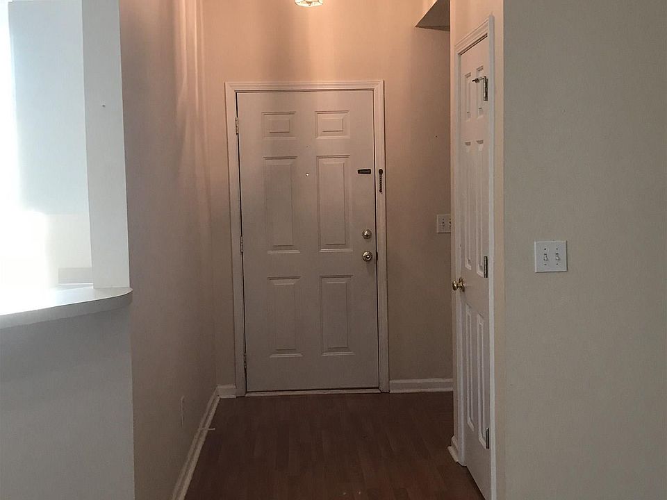 2nd image of 513 Caddis Creek Rd