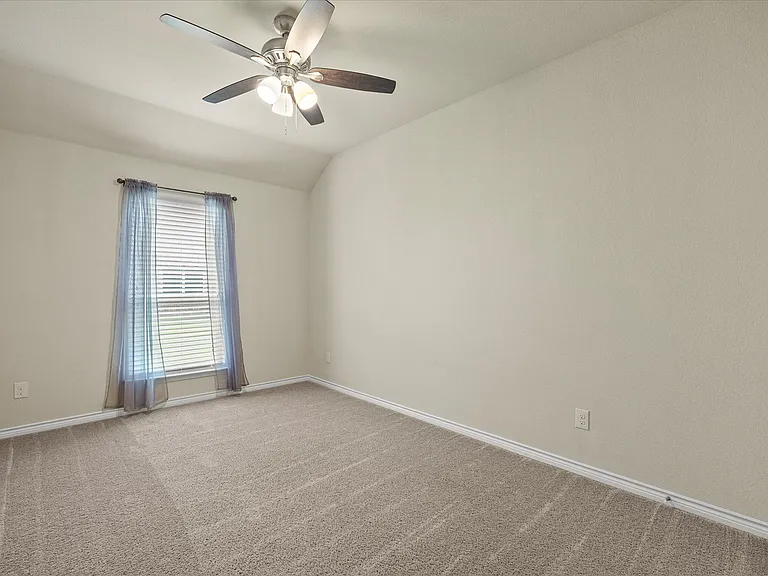1409 Hidden Creek Dr — Photo 2