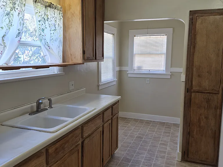 418 Park St — Photo 10