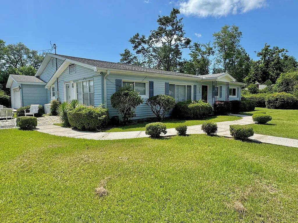 3 bed, 2.0 bath, 1888 sqft, $1,550 — Photo 1