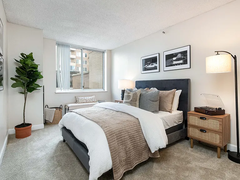 300 East 17th Apartments — Photo 12