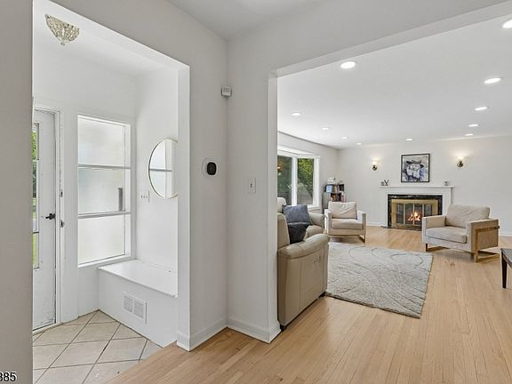 5th image of 215 Exeter Way