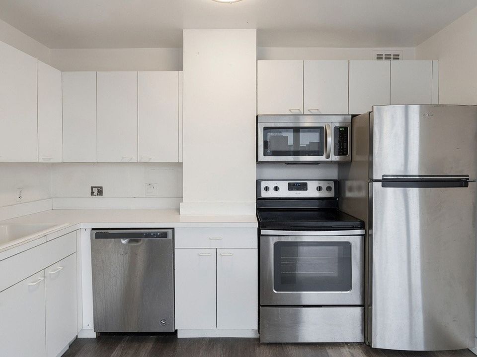 1st image of 2403 N Lakeview Ave #1
