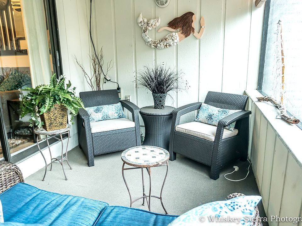 Example of a furnished porch area