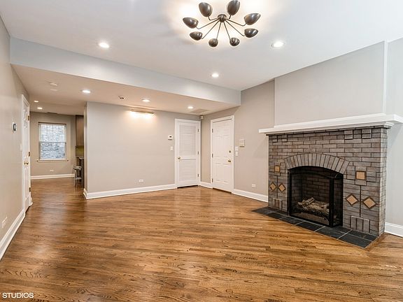 4th image of 828 W Gunnison St APT 1N