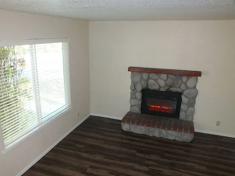 Cameron Park Townhouse apartments at La Crescenta Gardens — Photo 21