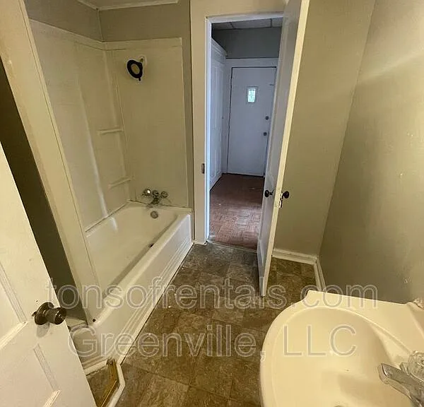 1222 N Limestone St — Photo 3