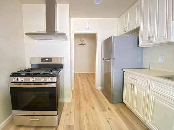 4th image of 208 S Mariposa Ave