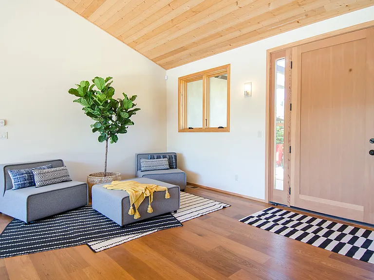 1072 Urania Ave — Photo 5