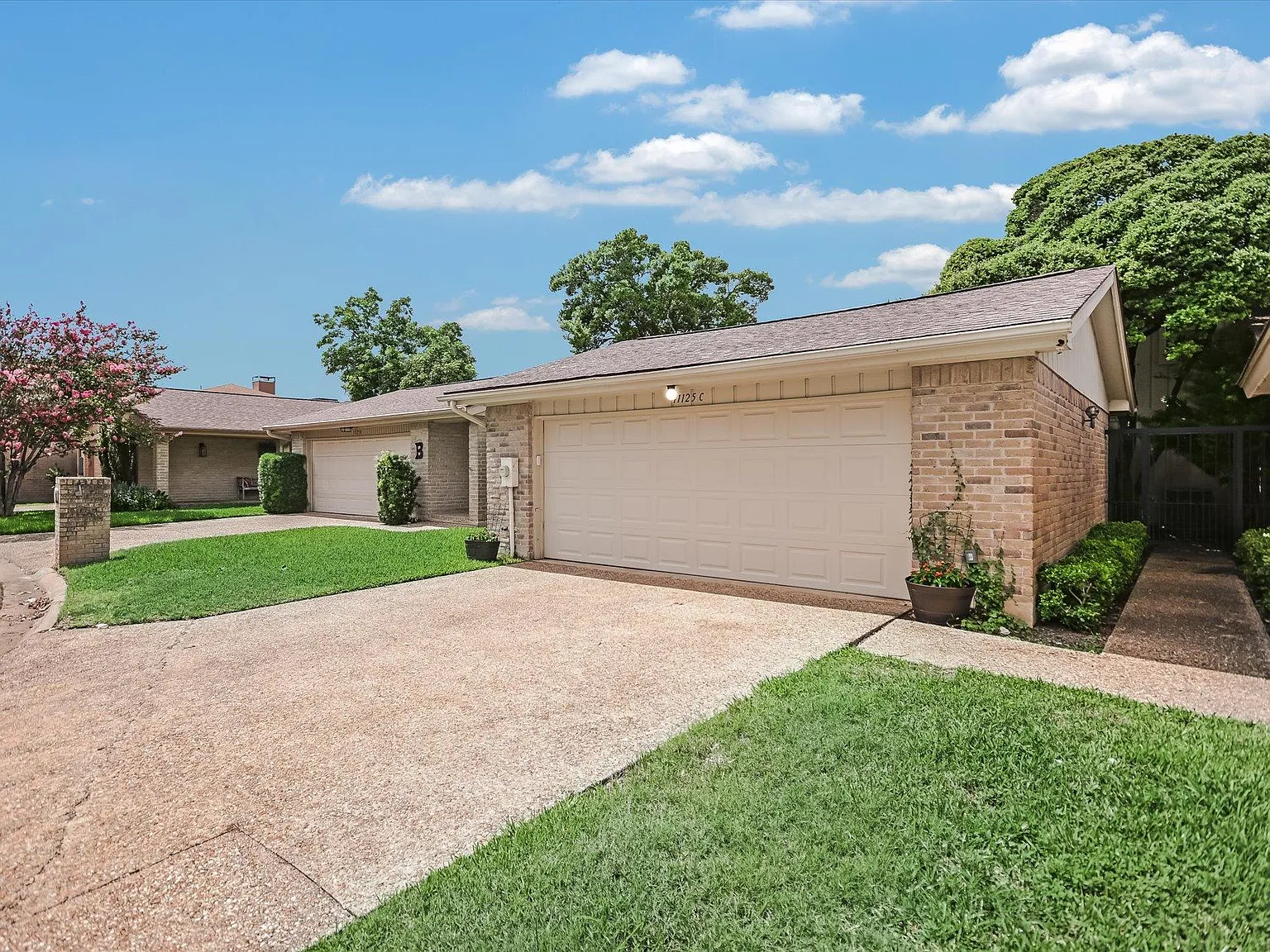 3 bed, 3.0 bath, 2307 sqft, $3,200 — Photo 2