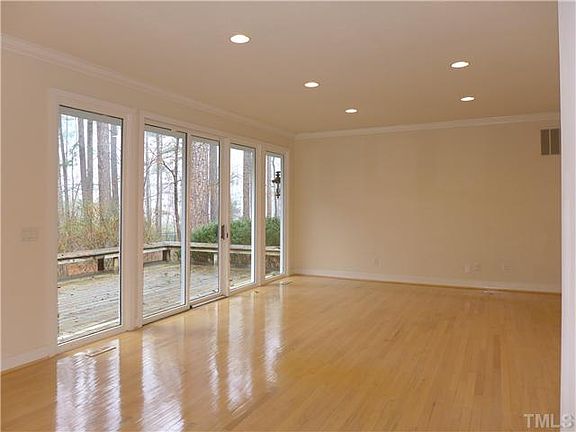 5th image of 207 Huntington Dr