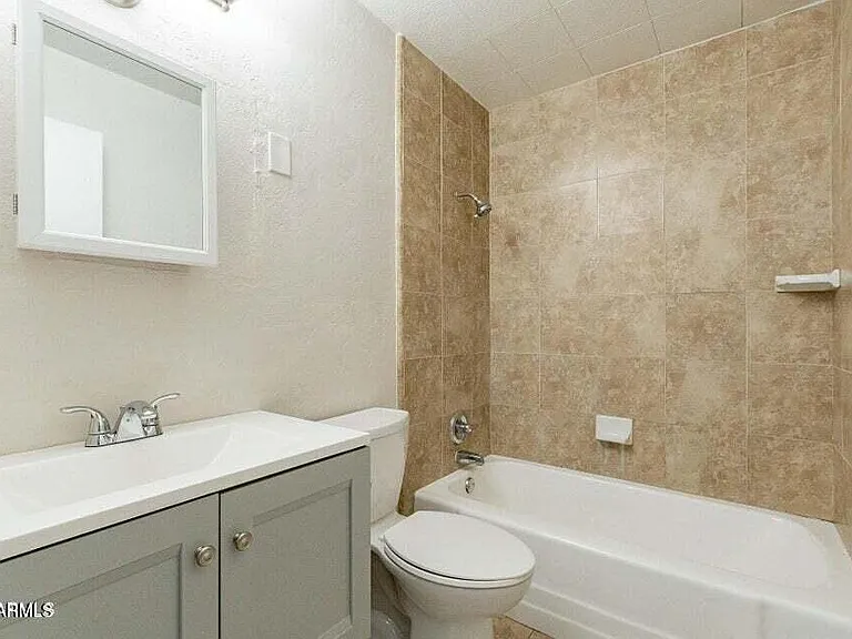 505 W Howe St — Photo 15