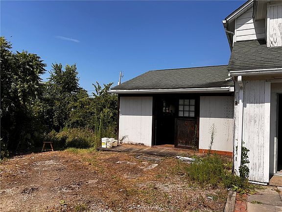 3rd image of 107 N Seslar St
