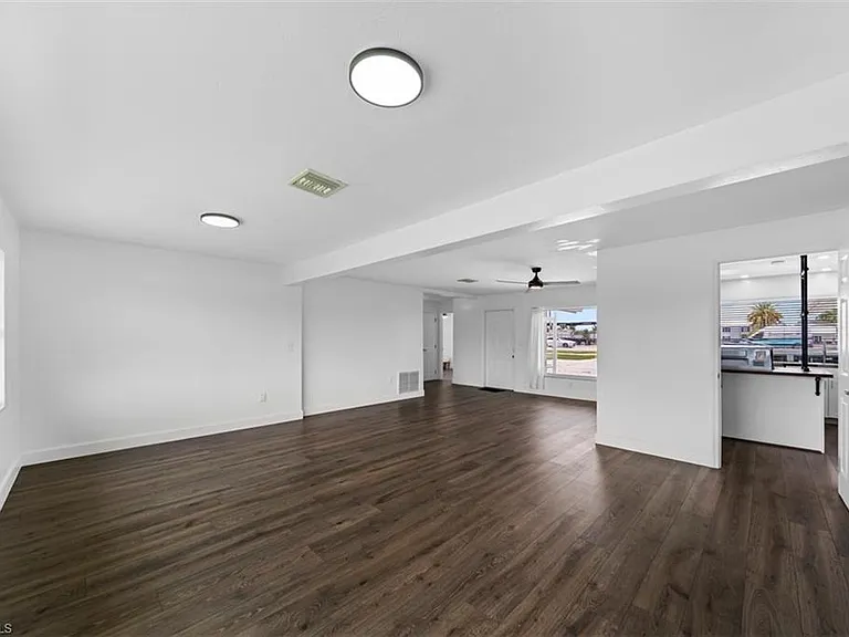 5460 Bayshore Rd — Photo 5