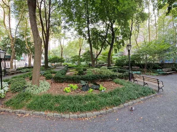 333 East 43rd Street image 13 of 13