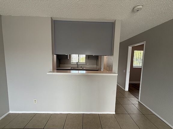 Convenient breakfast bar in quartz stone