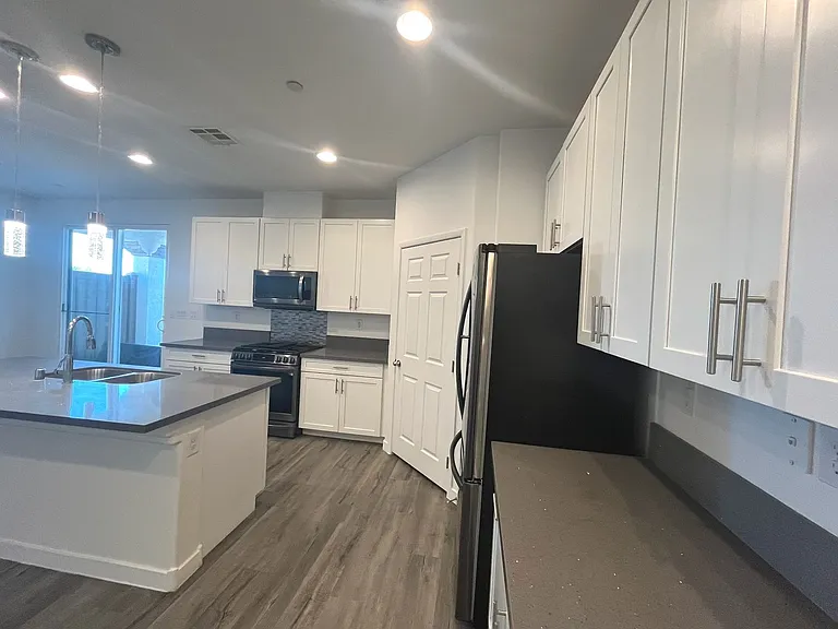 1533 Franklin Ln — Photo 15