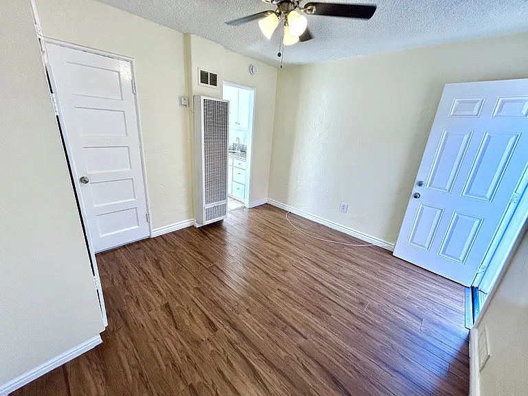 6410 N Paramount Blvd — Photo 7